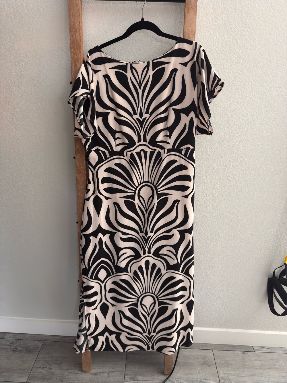 Donna Morgan Black and Cream Graphic Short Sleeve Midi Dress